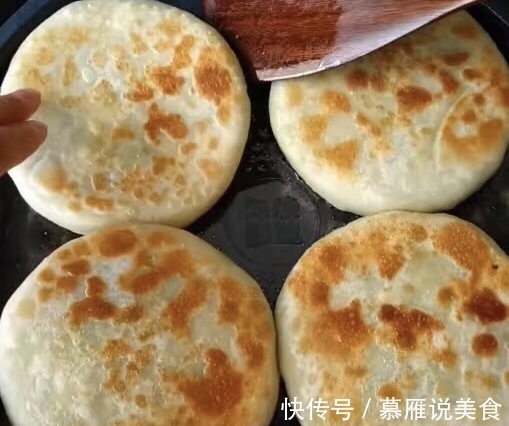 一碗面粉，教你做香酥的早餐饼，咬一口酥掉渣，全家人都抢着吃
