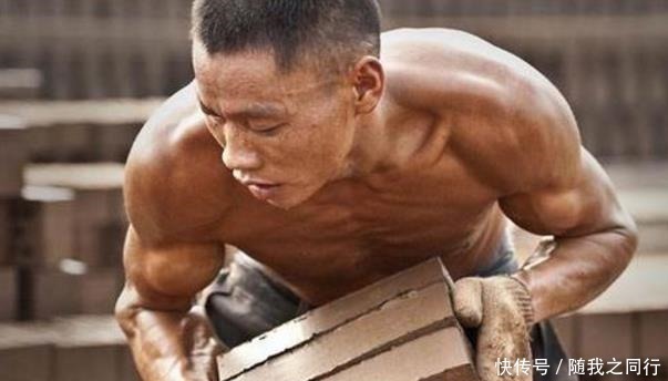 健身者|吃馒头的“农民工”对比“吃蛋白粉的”健身者,谁的肌肉更厉害
