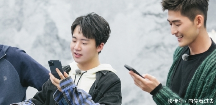 舒淇|《五十公里桃花坞》发布会,郭麒麟拒绝打伞,因为工作人员也没打