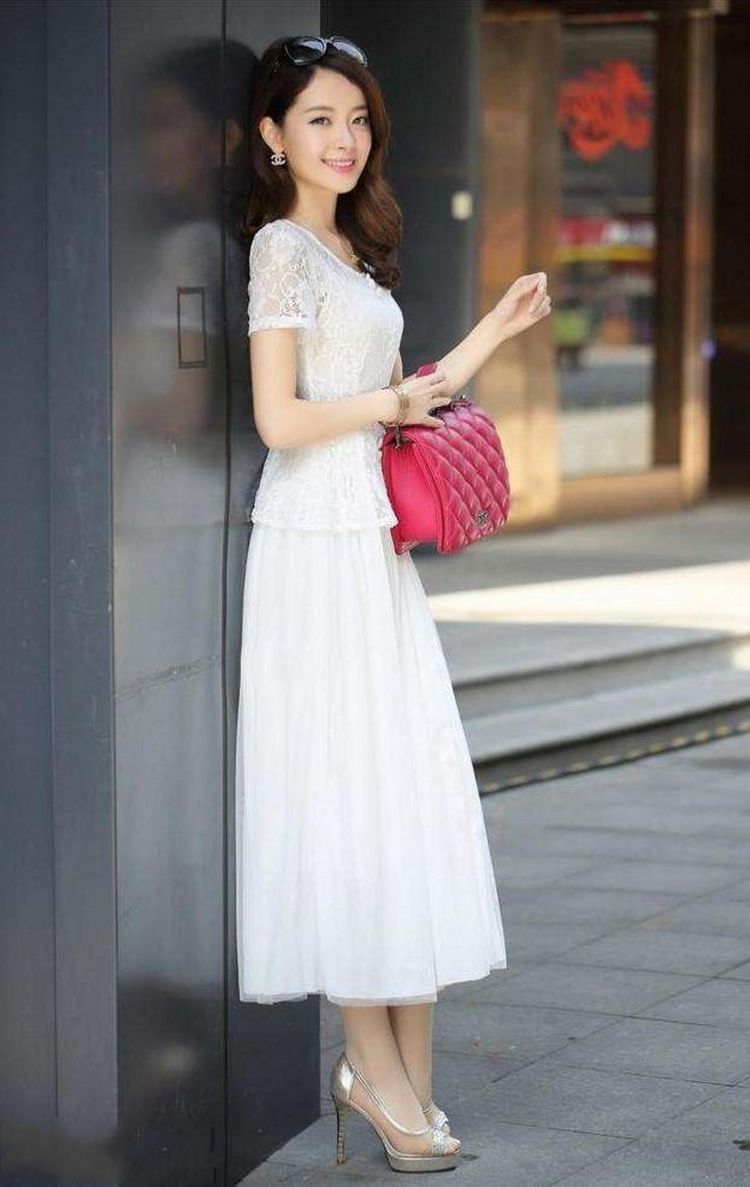 街拍|街拍：法式礼服小姐姐，性感迷人彰显时尚名媛范