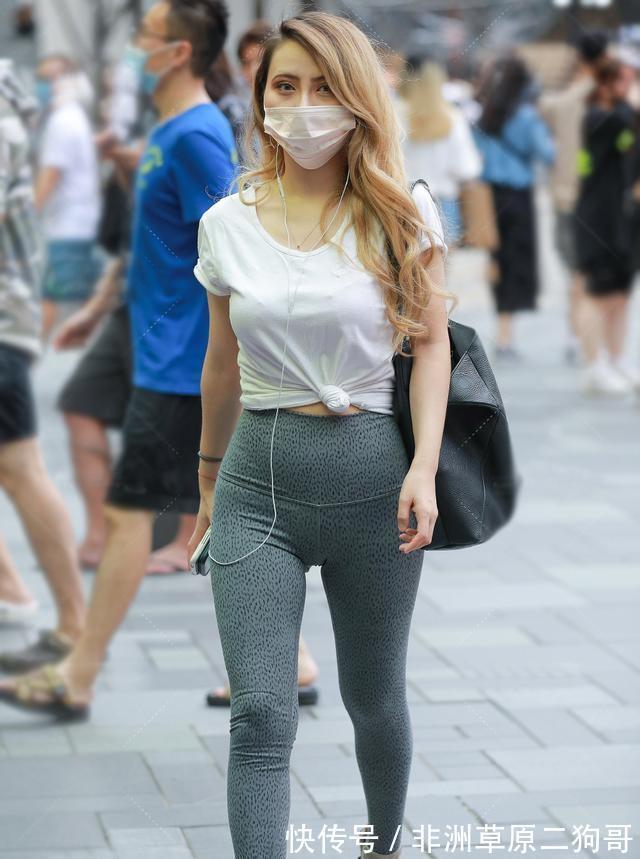 小姐姐|瑜伽裤的打扮开启时尚模式,穿起来更随意,营造女性魅力