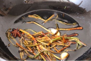 自己在家也能做葱油饼,做法简单易学,又香又脆