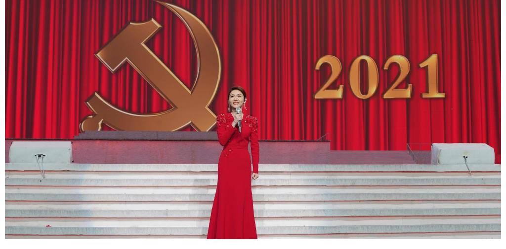 早间秀|唯一参与鸟巢七一文艺表演的央视主持人，结尾大合唱还站C位，龙洋仅用了六年