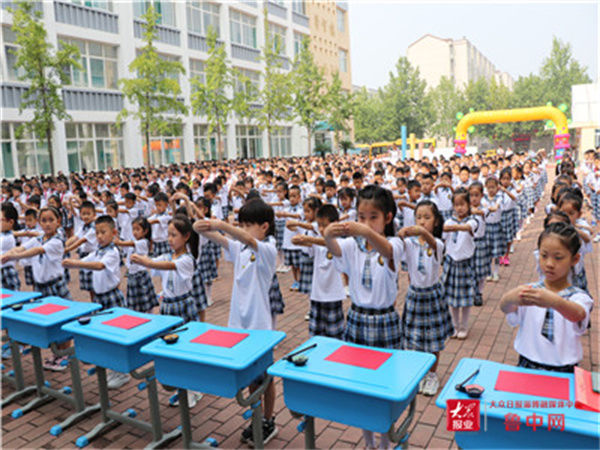 新生|凝心聚力 扬帆起航——淄博柳泉艺术学校“开笔启蒙 慧悦人生”一年级新生开笔礼暨2021-2022学年第一学期开学典礼纪实