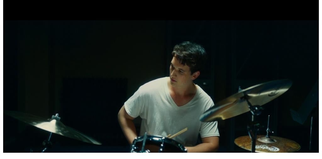 《爆裂鼓手》开场镜头，如何通过剪辑画面塑造紧张的情绪？