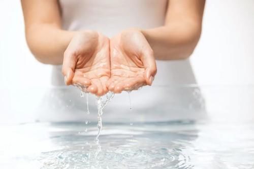 女性平均每天用12种护肤产品，不如收藏这份护肤锦囊！