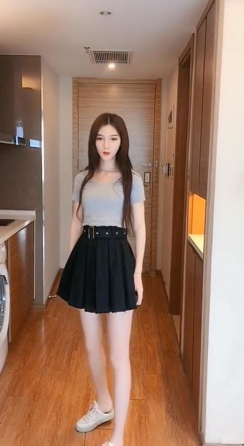 身材|大长腿配黑色短裙，是个男人都喜欢吧，性感身材曲线太吸睛