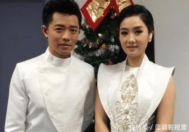 凤凰传奇玲花一改浓妆形象 录节目素颜出镜 网友 像隔壁张大妈 快资讯 凤凰传奇玲花一改浓妆形象 录节目素颜出镜 网友 像隔壁张大妈 快资讯