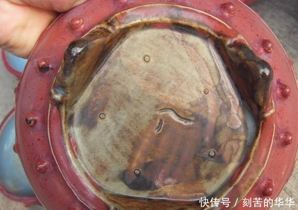 收藏家看上老农的“烟灰缸”,用两包烟交换,后来拍卖出180万