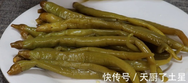 把啤酒倒进辣椒里,这做法太独特了,三天就能吃,爽口开胃!