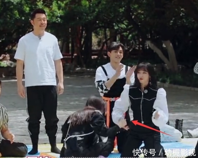 宋雨琦|《奔跑吧》苗苗做游戏险走光,宋雨琦帮忙遮挡,主动拉baby起身细节暖心