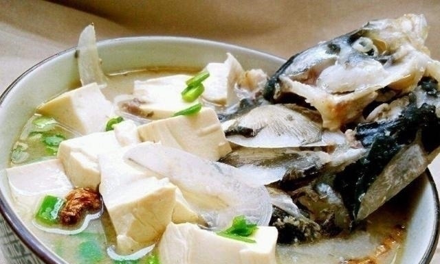 炖鱼汤时，用冷水还是热水？多数人没弄清楚，难怪鱼肉不嫩汤不鲜