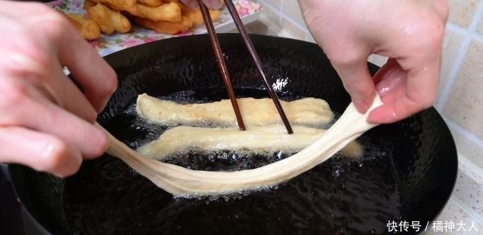 炸油条时,有人加鸡蛋,有人加泡打粉,其实都不对,教你正确做法