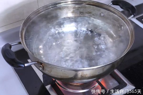 筷子发霉不要扔，只需往水里加点“它”，煮一下用10年都不发霉