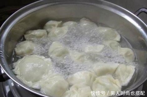 拌饺子馅时,有人放热油有人放香油,大厨都不对,不懂别乱放!