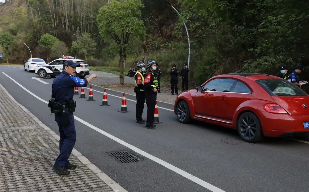 赣县区公安局|轿车冲卡被爆胎截停，警方现场控制2人，事发马口公园……