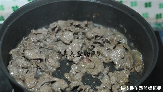 炒牛肉时,加料酒是大错特错加点“它”,鲜嫩水灵,还不粘锅