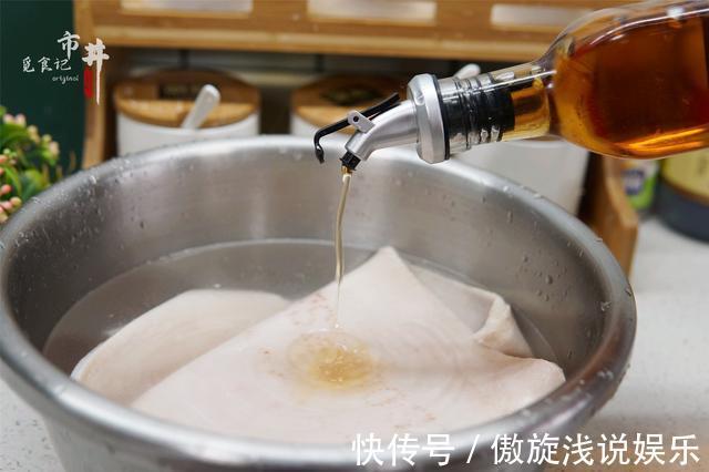 猪皮冻|做猪皮冻，记住“1揉1刮2泡”，皮冻透亮弹牙，味道正成功率高