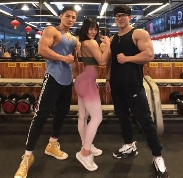 小蛮腰|95后女孩晒健身照意外走红,身材好气质佳,网友:健身的魅力