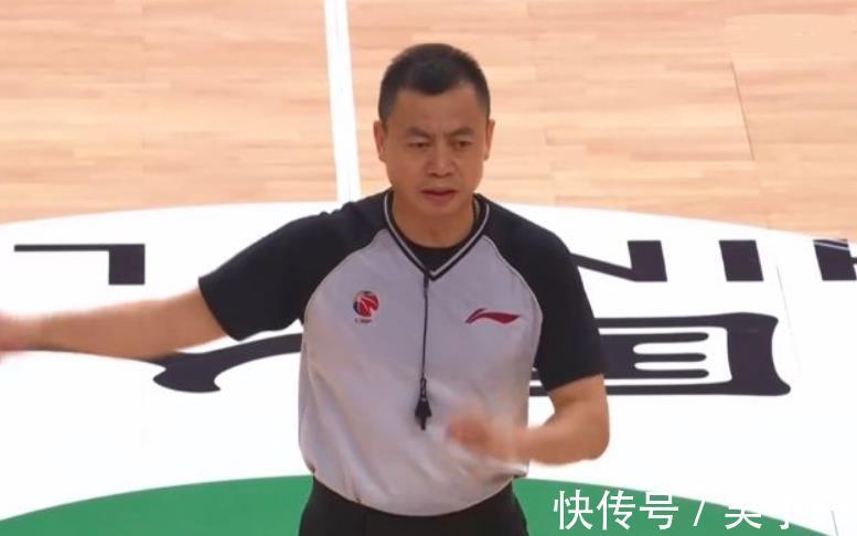 胡金秋|球员和记者对喷,裁判摇头无奈改判,CBA本赛季最奇葩的一场比赛