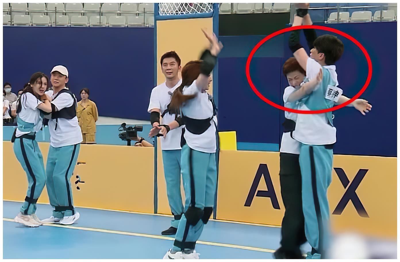 奔跑吧|蔡徐坤打篮球遭全网疯传，被女嘉宾一把抱怀里，像进盘丝洞画面好辛酸