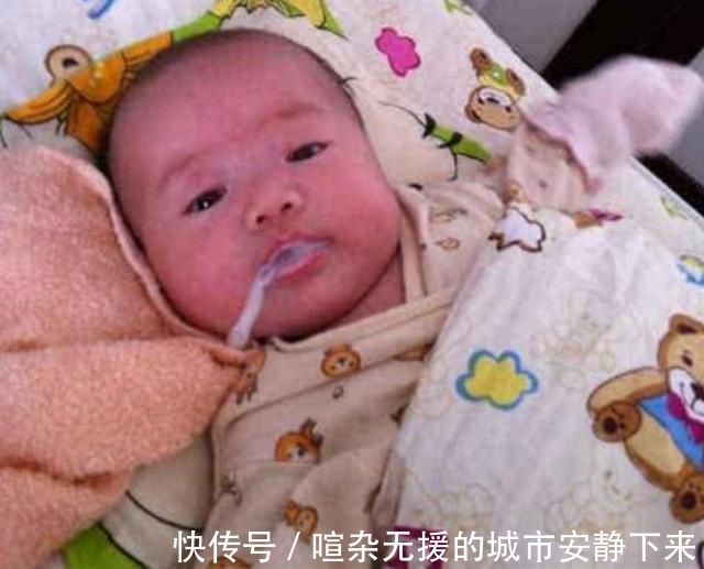 宝宝喝完奶后“很乖”,奶奶却看出不对劲,及时出手救了孩子一命
