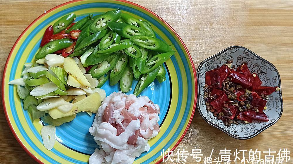 白菜和干豆腐热乎乎地的炖一锅，吃完浑身暖和，上桌连汤汁都不剩