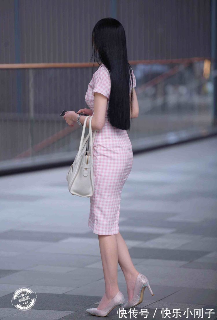 美感 高贵优雅的连衣裙装扮更添清纯美感,展现优雅体态,清新特别