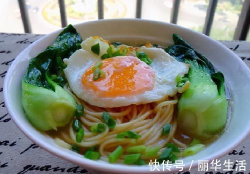 大厨|煮面条,水开下锅是大忌!学会饭店大厨的做法,面条劲道不起坨