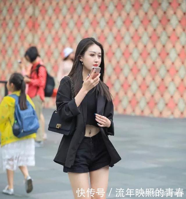 气质|小姐姐一头气质长发,穿黑色短款上衣配短裤,清新靓丽又性感