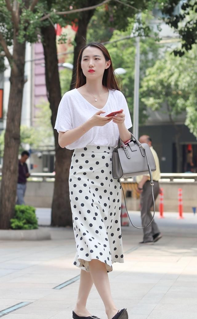 减龄美丽的连衣裙装扮尽显优美曲线，时尚气息扑面而来，温柔浪漫