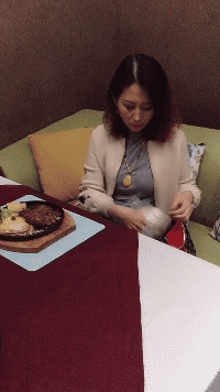 |搞笑GIF:叔叔,你还是把行李给我吧