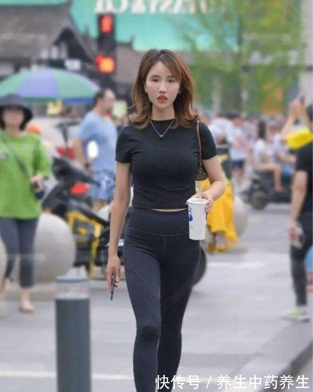 黑色 黑色打底裤搭配时尚白色上衣,出街的首选,最为常见的穿搭!