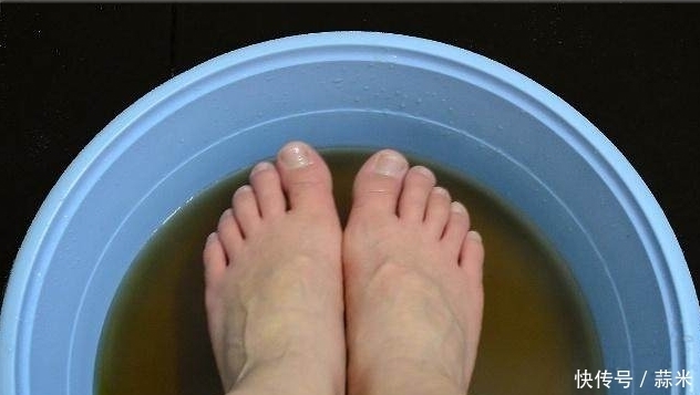 受益|男性坚持每晚用白醋“泡脚”,4个好处会悄悄发生,早用早受益