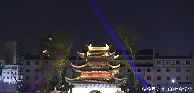 现在去南京夫子庙就是看人，全是老年旅游团，都有密集恐惧症了