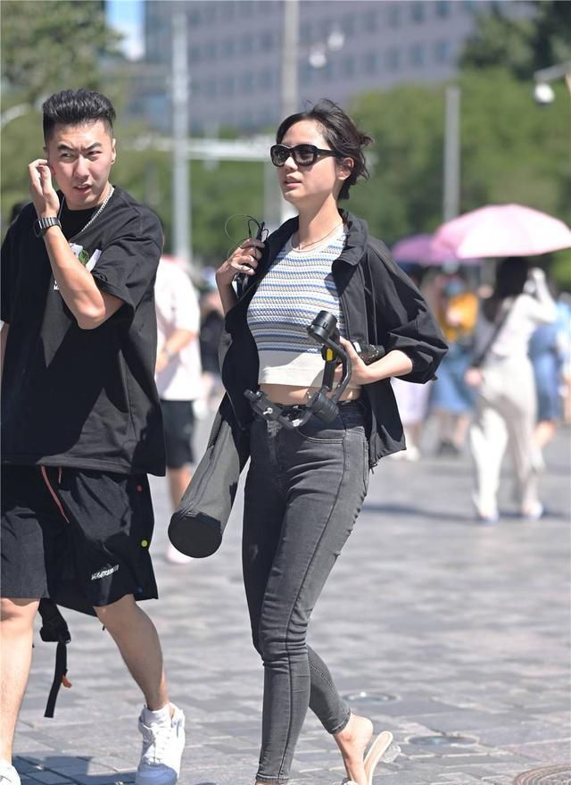 好身材|好身材的姑娘选择紧身牛仔裤,夏季也要有一下自己,穿搭要有特点