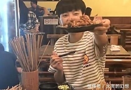 女子去吃69元自助餐，一人吃掉1000根肉串，走时老板笑着说免单