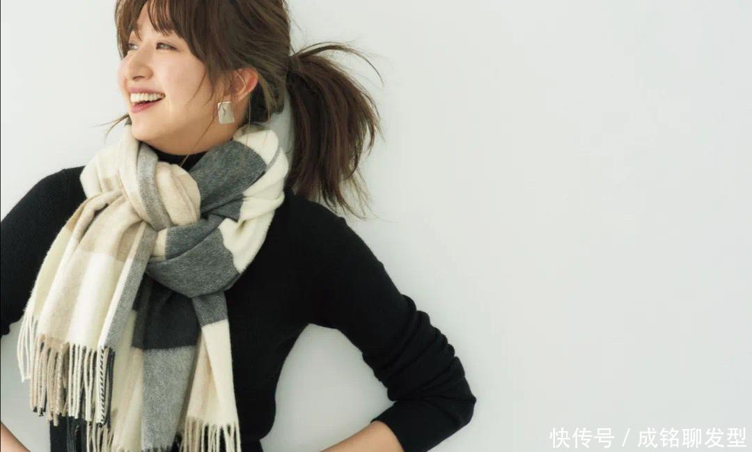 中年|中年女人更要懂搭配,三种围巾系法让穿搭更高级,美嫩保暖又洋气