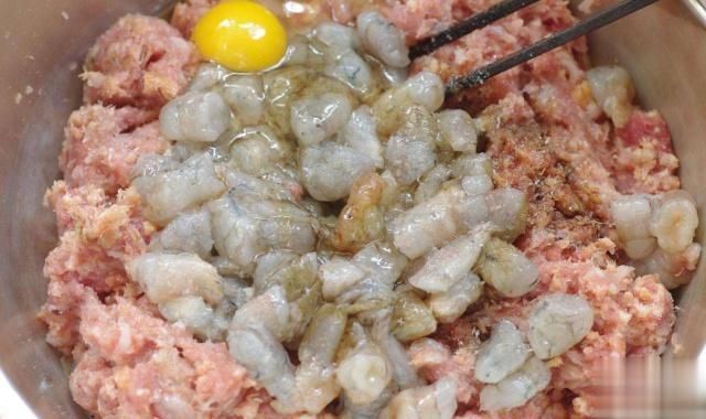 不管调什么饺子馅，这4种调料一定要加，饺子更香更好吃