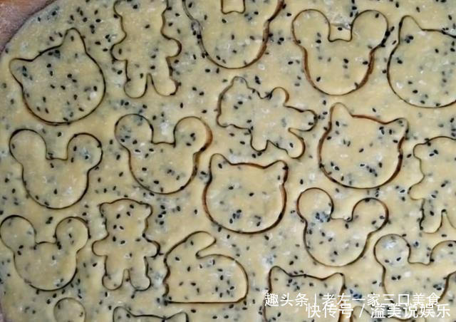 鸡蛋|宅在家里做美食,芝麻里打4个鸡蛋,不蒸不烙,松软美味比面包香