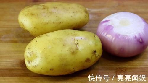 辣椒面|土豆不再炒着吃了，加1个洋葱，教你秘制一做，上桌就抢吃光