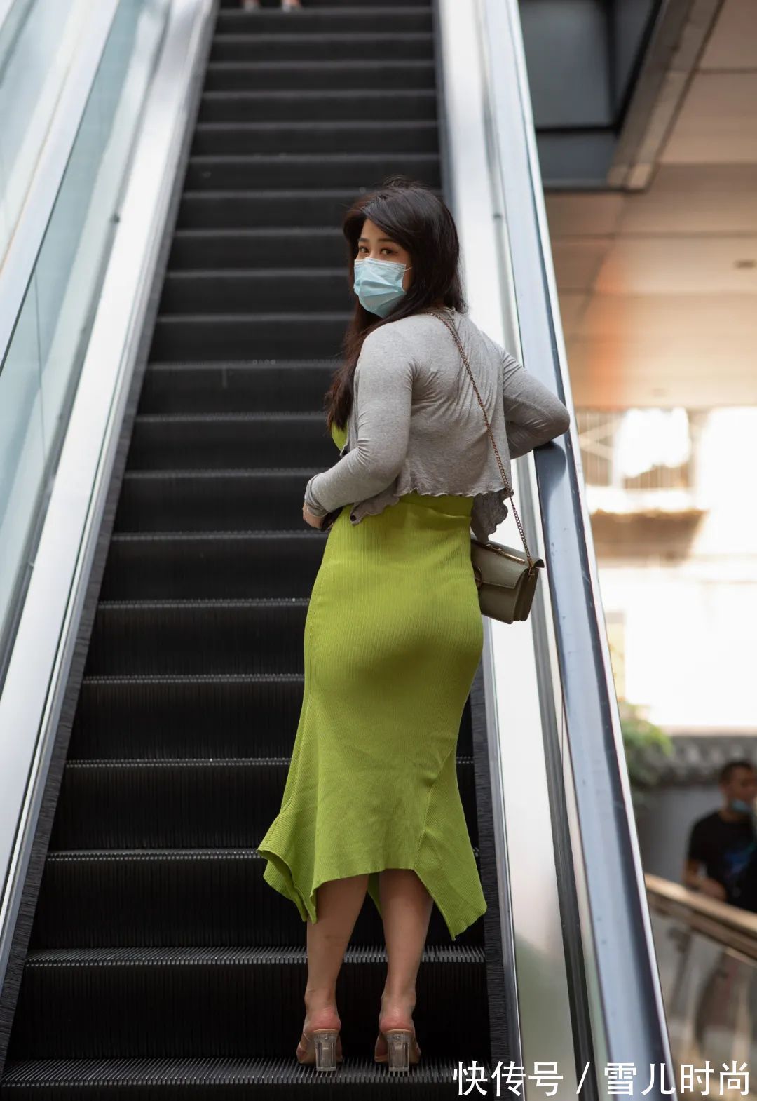 高跟鞋 针织上衣搭配绿色长裙,休闲时尚充满魅力