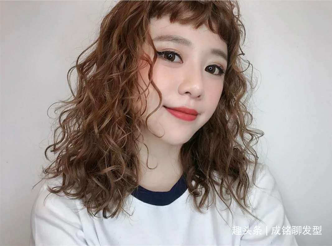 精油 烫发不会打理造型今年流行“吹不干”发型，不用造型也很时髦