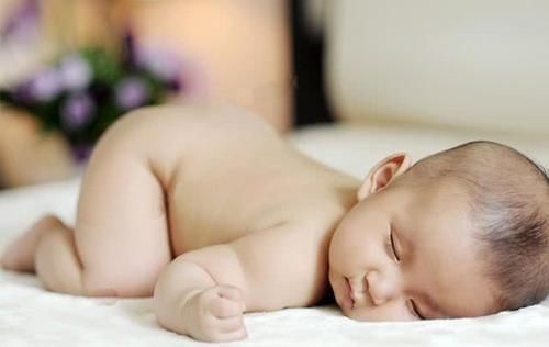 入睡|宝宝“高难度睡姿”火了,家长掀开被子,网友:没一个做得了