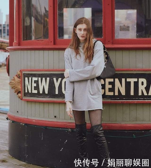 青春|卫衣下面别再配牛仔裤,今冬流行这样穿,青春洋气不说,还时尚