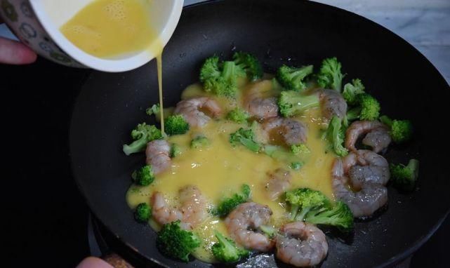 营养|西兰花和虾还可以这样做,煎一煎,味道鲜香,既当菜又当饭,香!