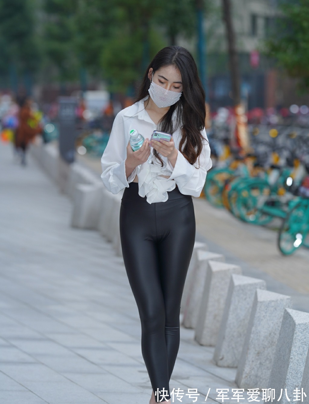 魅力|皮裤真是“经典”,搭配薄衬衫既显身材,又有魅力!