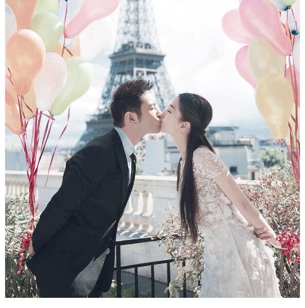 社交平台|黄晓明回家和妈妈姥姥相聚,菜肴丰盛可口,饭桌旁的结婚照太惹眼