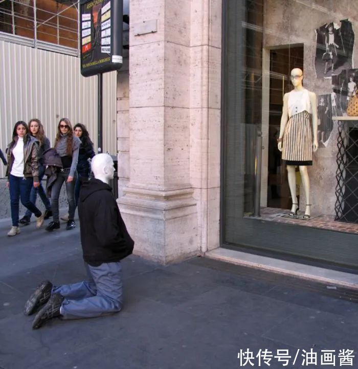  街头雕塑|把“假人”摆上街头，专吓路过行人，知道他的想法后忍不住点赞