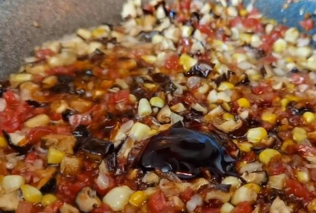 糯米别包粽子了,加2块钱饺子皮,比粽子还好吃,上桌家人抢着吃